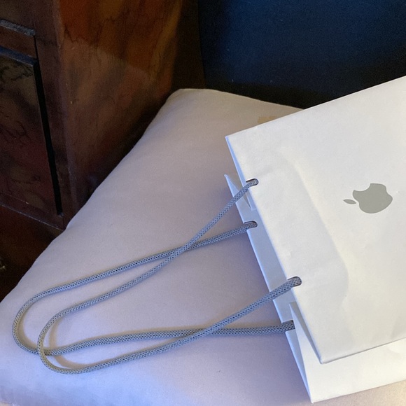 Apple Store ๏ฃฟ Flat White Paper Shopping/Gift Bag with Circular-Knit Rope Handles - Picture 3 of 8